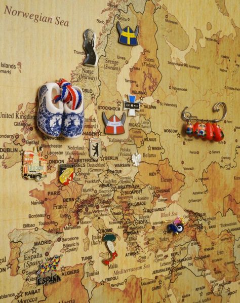 pin board World Map With Pins, Pins Display, Travel Map Diy, Diy Map, Souvenir Display, Map Pins, Travel Map Pins, Travel Room, Map Crafts