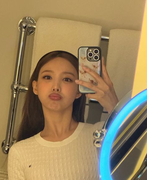 nayeon в X: «OMG NAYEON https://t.co/WlHcJonTKv» / X Nayeon Twice, Im Nayeon, One In A Million, Instagram Update, K Pop, Girl Group, Tommy Hilfiger, Bubbles, Mirror Selfie