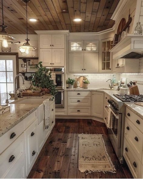 Big Kitchen Ideas Farmhouse, Modern Farmhouse Small Kitchen Ideas, Rustic Lake House Kitchen, Ranch Kitchen Ideas, French Farm Kitchen, Cottage Style Kitchen Ideas, Ranch Style Kitchen, Farmhouse Interior Ideas, Timeless Home Design