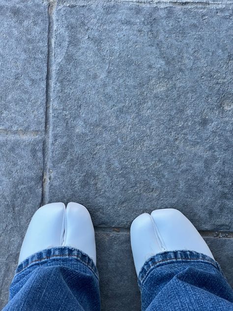 tabi heel maison margiela heel boot white denim fit Tabi Heels Outfit, White Tabi Boots, White Tabi Outfit, White Tabi Boots Outfit, Tabi Shoes Outfit, Split Toe Boots, Tabi Boots, Maison Margiela Tabi, Tabi Shoes