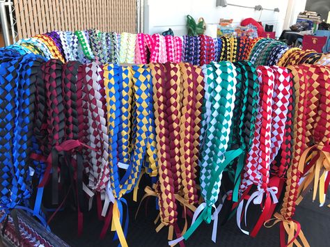 Ribbon Leis For Graduation, Leis For Graduation, Graduation Leis Diy Ribbons, Money Lei Diy, Graduation Things, Graduation Leis Diy, Graduation Money Lei, Graduation Money Gifts, Candy Lei