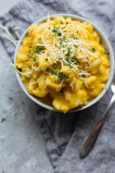 Butternut Squash Mac and Cheese: This Butternut Squash Mac and Cheese is a lighter take on the classic recipe with a large serving of vegetables. It's creamy, comforting and pretty healthy! Butternut Mac And Cheese, Butternut Squash Mac And Cheese Recipe, Recipe For Butternut Squash, Mac And Cheese Recipes, Squash Mac And Cheese, Butternut Squash Mac, Frozen Butternut Squash, Butternut Squash Sauce, Butternut Squash Mac And Cheese