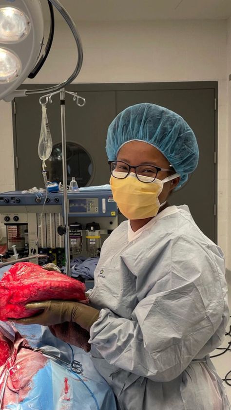 Female Surgeon Aesthetic, Black Surgeon, Medicine Inspiration, Vet Aesthetic, Vet Pictures, Female Surgeon, Nursing School Motivation, Nurse Inspiration, Pa School