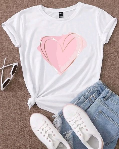 #ropabella | Instagram Printed Tee Women, Shirt Print Design, Ladies Tee Shirts, Women Wholesale, Casual Winter Outfits, Print Tee, Heart Print, Printed Tees, Cute Shirts