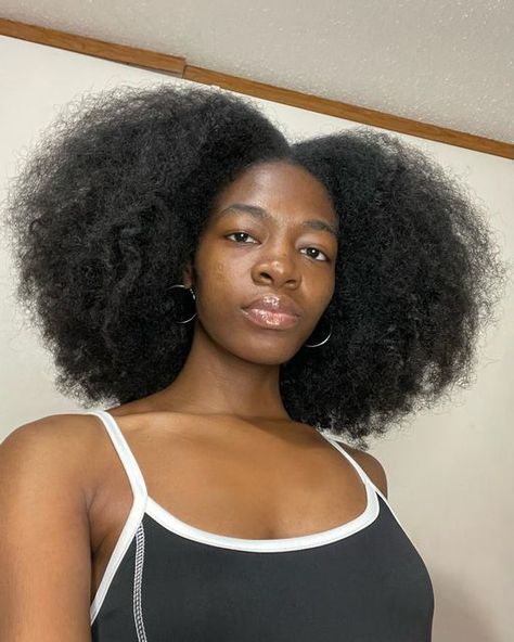 Afro Middle Part, Middle Part Afro, Bantu Knot Curls, Stretched Natural Hair, Afro Hairstyles Braids, Hair Thread, Hair Content, Hair Threading, Women Afro