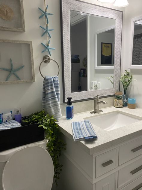 Beach Apartment Bathroom Ideas, Sea Bathroom Decor Ideas, Beach Apartment Bathroom, Bathroom Decor Ideas Beach Theme, Guest Bathroom Beach Theme, Beach Restroom Decor Ideas, Seashore Bathroom Ideas, Ocean Inspired Bathrooms, Sea Themed Bathroom Ideas