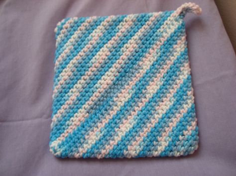 Magic pot holder - when complete it is a double thickness Magic Squares, Potholder Patterns, Crochet Potholders, Crochet For Boys, Crochet Dishcloths, Knitting Projects, Craft Gifts, Pot Holders, Ravelry