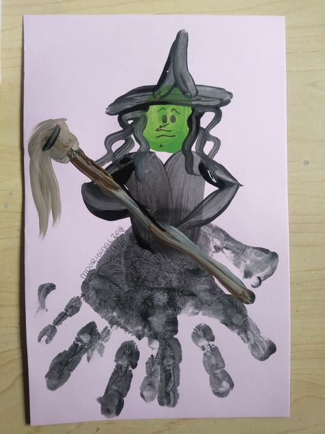 Wizard of Oz Handprint Craft for toddlers and Preschool kids. Wicked Witch of the West Wizard Of Oz Crafts Preschool, Wizard Of Oz Lesson Plans, Wizard Of Oz Unit Study, Wizard Of Oz Activities For Kids, Wizard Of Oz Art Projects For Kids, Wizard Of Oz Crafts Diy, Wizard Of Oz Crafts For Kids, Wizard Of Oz Activities, Wizard Of Oz Crafts