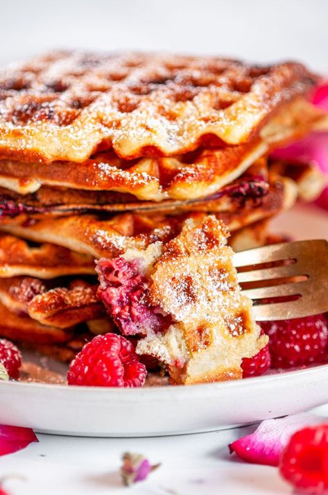 Raspberry Waffles Recipe, Cheat Snacks, Waffles With Berries, Raspberry Waffles, Spring Waffles, Lemon Ricotta Waffles, Lemon Waffles, Waffles And Berries, Buttermilk Waffles Recipe