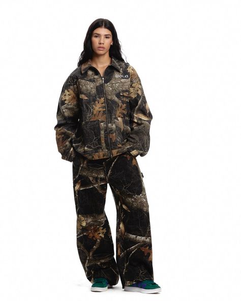 Oversized boxy fit jacket. Screen printed RealTree canvas. Zipper closure with Cold engraved on button. Reinforced stitching throughout the jacket. 100% cotton canvas shell. 100% polyester lining. Tool pockets and hammer loop. Male (182cm, 5'11"): L - Female (174cm, 5'9"): L - National Shipping 24-48H (Spain / Portugal) - CORREOS EXPRESS - European Shipping 48-72H - FEDEX - International Shipping 5-7 working days - FEDEX Oversize Jacket Outfit, Work Jacket Outfit, Graphic Jacket, Brand Hoodies, Cold Culture, Graphic Jackets, Streetwear Clothing Brand, Alt Clothes, Camouflage Outfits