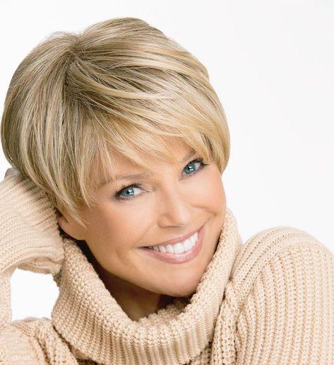 jünger machen frisuren ab 50 kurzhaarfrisuren damen 2021 frech kuruhaarfrisuren für feines haar ab 50 frau in pulli pixie cut blond lächelt Hair Blond, Hair Styles 2014, Blonde Pixie Cuts, Cute Hairstyles For Short Hair, Short Blonde, Haircuts For Fine Hair, Short Hair Haircuts, Short Wigs, Short Hair With Layers