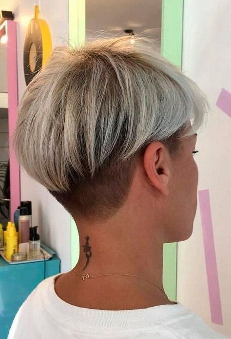 Undercut am Hinterkopf in der Naturhaarfarbe Pixie With Undercut, Short Hair Pixie Cuts, Short Hair Undercut, Short Grey Hair, Blonde Pixie Haircut, Hair Appointment, Hair Haircuts, Short Hair Styles For Round Faces, Very Short Hair