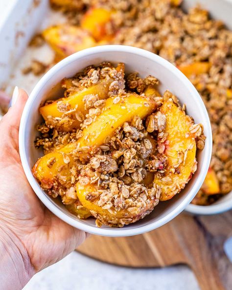 Easy Honey Peach Crisp Healthy Peach Dessert, Cleanfoodcrush Recipes, Healthy Peach Crisp, Cranberry Apple Crumble, Healthy Peach Recipes, Healthy Little Peach, Halloween Dessert Ideas, Pear Crumble, Peach Recipes