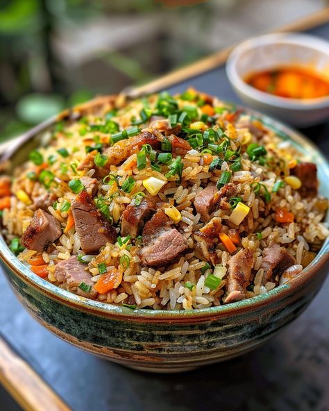 PORK FRIED RICE 🍚🐖 Ingredients: 2 cups cooked white rice (preferably day-old) 1 cup cooked pork, diced 1/2 cup frozen peas and carrots 1/2 cup diced onion 2 cloves garlic, minced 2 eggs, lightly beaten 3 tbsp soy sauce 2 tbsp vegetable oil 1 tbsp sesame oil 2 green onions, sliced Salt and pepper to taste Directions: Step 1: Prepare Ingredients Gather and prepare all your ingredients. Ensure the rice is cooked and cooled, the pork is diced, and the vegetables are ready... Eggs And Peas, Fried Rice Pork, Cool Foods, Rice Cakes Toppings, Frozen Peas And Carrots, Carrot Rice, Cooked White Rice, Rice Meals, Pork Fried Rice