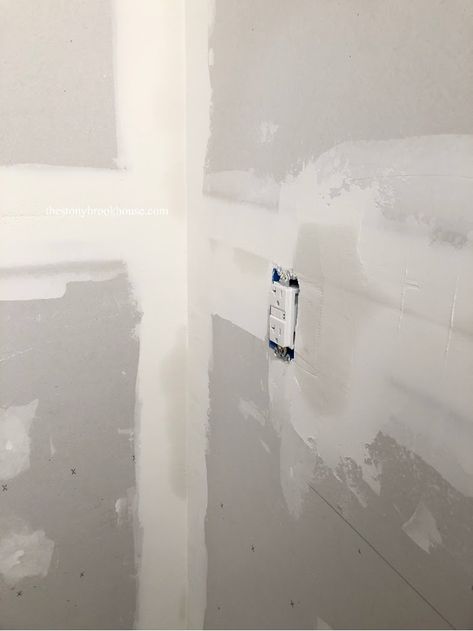 letting drywall mud dry Drywall Tips And Tricks, Drywall Mudding Tips, Mudding Walls, Mudding Drywall, Drywall Mud, Drywall Installation, Dry Wall, Renovation Tips, Carpentry Diy