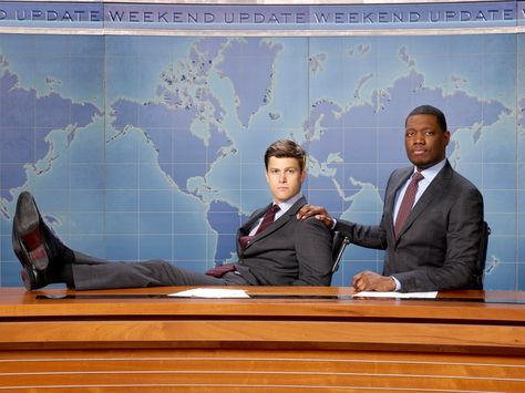 Colin Jost Aesthetic, Weekend Update Snl, Snl Aesthetic, New Girl Schmidt, Snl Cast, Colin Jost, Michael Che, Snl Cast Members, Snl Skits