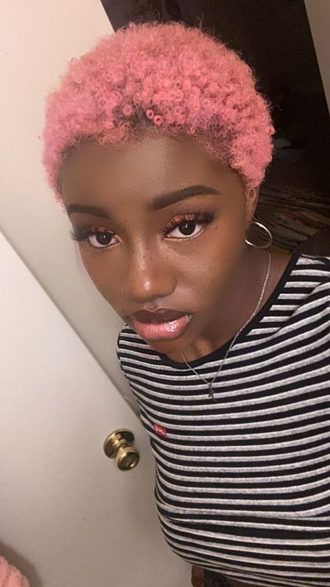 Defined Curls Natural Hair, Hairdye Ideas, Pixie Cut Color, Big Chop Natural Hair, Body Aesthetics, Short Dyed Hair, Short Shaved Hairstyles, Mina Ashido, Girl With Pink Hair