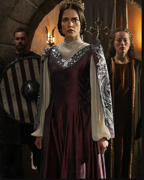 Johanna Lannister, Lannister Dress, Jeyne Arryn, Emma Of Normandy, Period Drama Costumes, Metal Armor, House Lannister, Gold Lion, Strong Shoulders