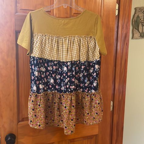 This Umgee Top Is So Cute! The Back Is Perfection With Cute Prints! Nwt Upcycle Shirts Women, Recycle Clothes Refashioning, Memorial Outfits, Clothing Refashion, Upcycled Tshirt, Shirt Makeover, Shirt Extender, Upcycling Clothes, Clothing Upcycle