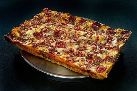 Detroit chefs rank the best Detroit-style deep dish pizza Buddys Pizza, Sicilian Style Pizza, Detroit Pizza, Reading Week, Classic Restaurant, Pizza Special, Fast Food Items, Recipe Icon, Deep Dish Pizza