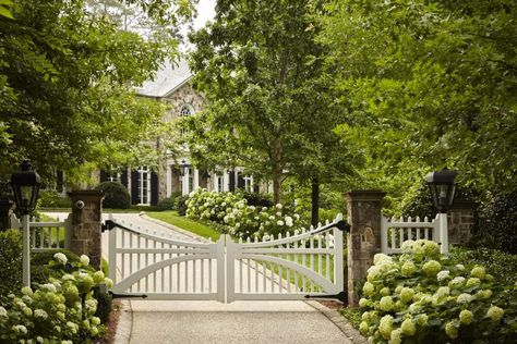 Fairfield Estate – Howard Design Studio Gated Driveway Entrance, Gated Driveway, Picket Fence Gate, White Gate, Driveway Entrance Landscaping, Farm Entrance, Garden Court, Driveway Entrance, Driveway Design