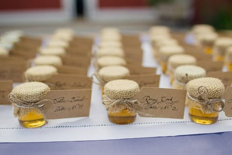 Honey Jar Place Cards. Orrrrr….gifts for wedding gifts courtesy of the Muhlenbeck family farm. Honey Marketing, Honey Jar Favors, Clover Honey, Honey Favors, Corporate Marketing, Honey Wedding Favors, Creative Wedding Favors, Inexpensive Wedding Favors, Honey Wedding