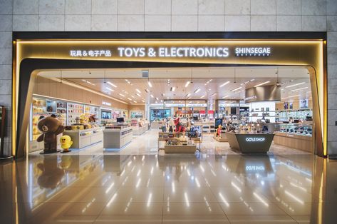 JHP designed Shinsegae Duty Free's luxury stores at Incheon Terminal 2. Store Entrance Design, Store Entrance, Electrical Shop, Retail Facade, Travel Retail, Retail Space Design, Pharmacy Design, Kiosk Design, Column Design