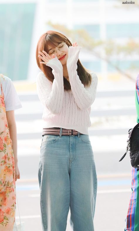 Nayeon Twice, Inspo Outfit, Korean Actresses, Korean Idol, Airport Style, South Korean Girls, Mom Jeans, Korean Fashion, Capri Pants