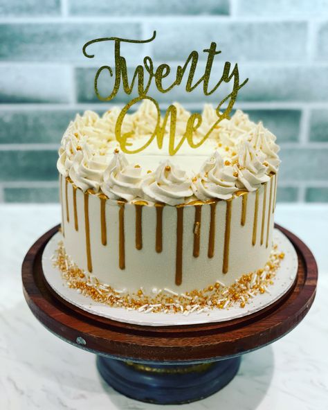 White And Gold Baby Shower Cake, White And Golden Cake, Gold Drip Birthday Cake, Birthday Cake With Gold, Golden Birthday Cake Ideas, Birthday Cake Gold, Gold Baby Shower Cake, Gold Drip Cake, 65 Birthday Cake