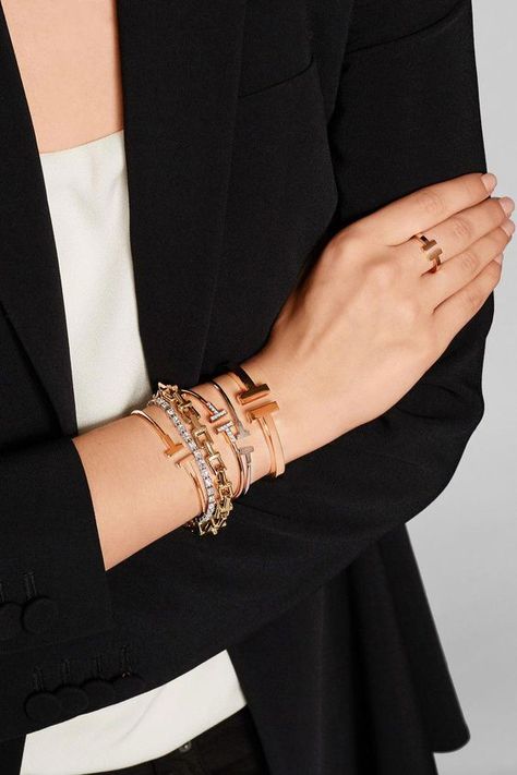 Gold Bracelets Stacked, Tiffany And Co Bracelet, Tiffany Bracelets, Jewelry Photoshoot, Gold Armband, Classy Jewelry, Tiffany And Co, Rose Gold Bracelet, Mode Inspiration