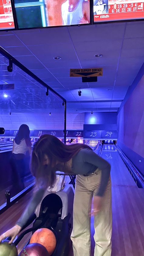 bowling aesthetic and outfit inspo and summer ideas and bucket list inspo and friends inspo and bowling girl Bowling Astetic, Bowling Photo Ideas, Bowling Picture Ideas, Outfits For Bowling Date, Bowling Instagram Story, Bowling Fake Story, Boliche Aesthetic, Bowling Story, Bowling Aesthetic Pictures