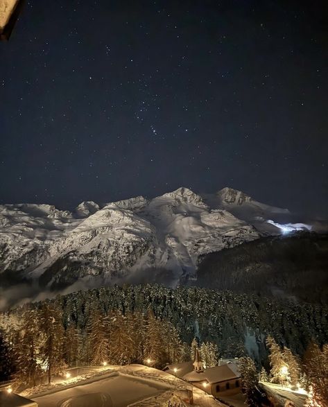 Christmas In The Alps, Snow Mountain Aesthetic, Mode Au Ski, Snow Trip, Snowy Mountain, Ski Holidays, Ski Season, Christmas Wonderland, Winter Scenery