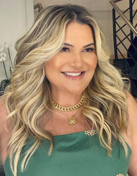 Long Blowout Hair with Blonde Balayage for Overweight Women Hairstyles For Plus Size Women, Haircuts For Women Over 40, Over 40 Hairstyles, Best Hairstyles For Women, Medium Curls, Type Face, Long Layered Haircuts, Short Hairstyles For Thick Hair, Blowout Hair