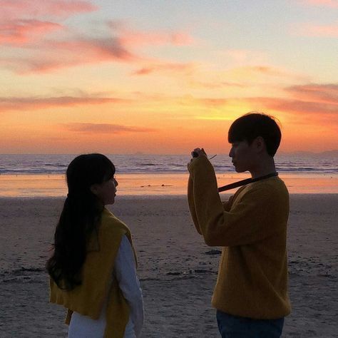 Boy And Girl Friendship, Couple Beach Pictures, Grace Bay Beach, Beach Luxury, Korean Best Friends, Cute Couple Dp, Girl Friendship, Beach Date, Couples Vibe