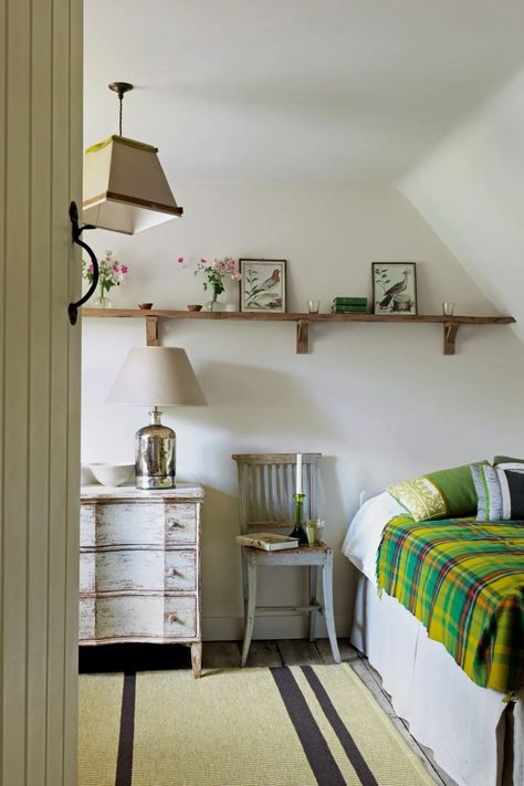 Warm Scandinavian Interior, Small Cottage Bedroom Ideas, Small Cottage Bedroom, Cottage Bedroom Ideas, Modern English Country, Cotswold Cottage, Cotswolds Cottage, Inside A House, Small Bedroom Ideas