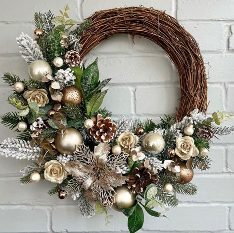 Woodland Christmas Wreaths & Garlands, Holiday Wreaths Christmas, Artificial Christmas Wreaths, Door Wreaths Diy, Xmas Wreaths, Silver Christmas, Christmas Wreaths Diy, Christmas Mood, Christmas Door