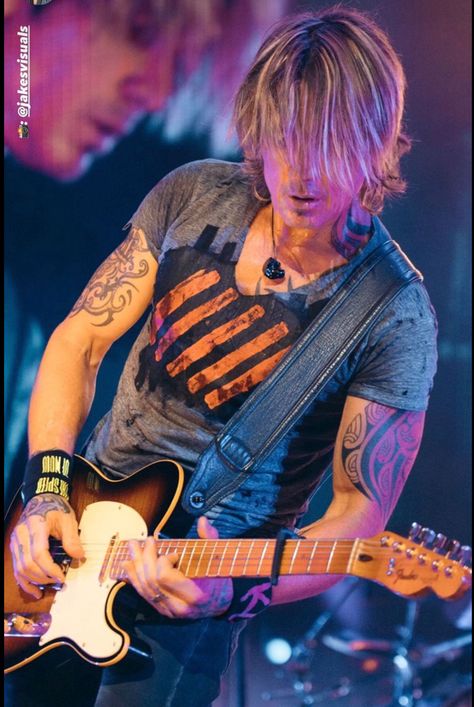 Keith Urban Tattoo, Keith Urban Concert, Urban Hairstyles, Urban Pictures, Country Bands, Urban Music, Urban Aesthetic, Country Music Artists, Keith Urban