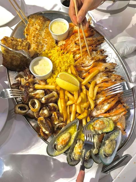 A Filipino word which means stuffing oneself with food. 📍Ocean Basket Ocean Basket, Restaurant Meals, Seafood Plates, Pop Up Restaurant, Seafood Platter, Yummy Comfort Food, Sea Food, Snap Food, Food Snapchat