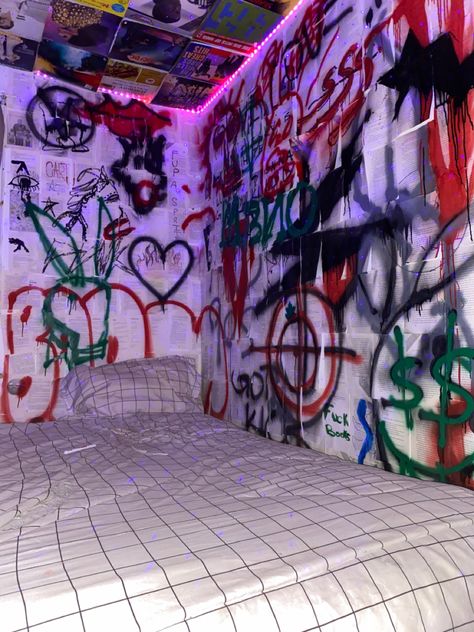 Room With Graffiti Wall, Wall Paint Ideas Bedroom Aesthetic, Graffiti Room Idea, Graffiti Bedroom Ideas Grunge, Wall Paint Aesthetic Bedroom, Spray Paint Ideas On Wall, Grunge Wall Painting Ideas, Spray Painted Room Wall, Grunge Room Painting