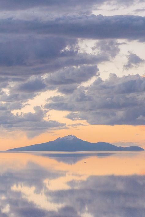 Los colores pastel del amanecer en el Salar de Uyuni, un tesoro natural único en Bolivia. Con sus vastas extensiones de sal y los reflejos surreales durante la temporada de lluvias, este lugar te transportará a otro mundo. ¡Nada como las maravillas naturales de Bolivia! #Bolivia #SalarDeUyuni #MovimientoUGN Uyuni Bolivia, Travel Wallpaper, Bolivia, South Korea, Bucket List, Pastel, Travel, On Instagram, Instagram