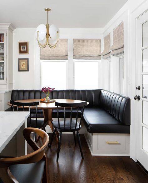 Corner Banquette Seating Dining Room, Dining Room Booth, Banquette Seating Dining Room, Corner Banquette Seating, Leather Banquette Seating, Banquette Table, Booth Seating In Kitchen, Banquette Ideas, Dining Room Banquette