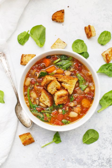 Sun-Dried Tomato and White Bean Soup - This savory sun-dried tomato bean soup comes together in no time, but tastes like it simmered all day! (Gluten-Free + Vegan) // Healthy Sop Recipe // Vegan Soup // Healthy Lunch Idea // #glutenfree #soup #sundriedtomatoes #healthysoup #vegan Sun Dried Tomato Soup, Soups Tomato, Tomato White Bean Soup, Salad Croutons, Tomato White Bean, Roasted Red Pepper Soup, Soup Healthy, Soup Vegan, Sundried Tomato