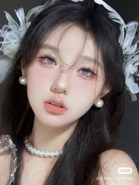 Dreamy Douyin Makeup, Douyin Flower Makeup, Douyin On White Features, Douyin Angel Makeup, Angelic Douyin Makeup, Cute Asian Makeup Looks, Chinese Makeup Look Douyin, Chinese Style Makeup, Angelic Beauty Faces