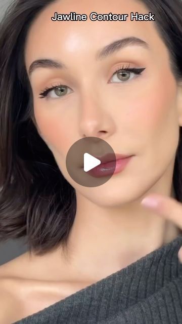 Ruby Kaur on Instagram: "Wow perfect hack for jawline contour… 
Would you try this??? 

She perfect @melisekrem 

Contour wand from @charlottetilbury light/medium 

#perfect #perfectcontouring #makeuphacks #jawlinecontouring #makeuptutorial" Beginners Eyeshadow, Mascara Routine, Eyebrow Tutorial For Beginners, Natural Summer Makeup, Eyeshadow Tips, Hoola Bronzer, Simple Eyeshadow, Makeup 101, Concealer Shades