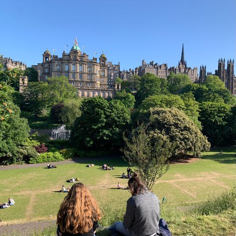 Edinburgh Life Aesthetic, Edinburgh Scotland Summer, Edinburgh University Student Aesthetic, Edinburgh Scotland Outfits Summer, Edinburgh Scotland Aesthetic Summer, Edinburgh Quotes, Uni Of Edinburgh, University Of Edinburgh Aesthetic, Edinburgh University Aesthetic