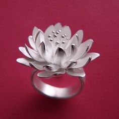 The ring from Disney's ROBIN HOOD!!! OOOOH MYYY GOOOOSHHHH!!! I always loved that ring! Mexican Ring, Bijoux Art Deco, Lotus Jewelry, Flower Handmade, Ring Flower, Jewelry Images, Disney Jewelry, Robin Hood, Sea Glass Jewelry