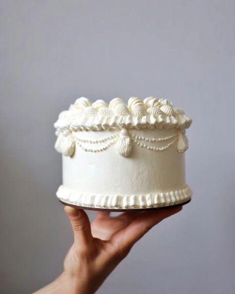 mini lambeth cake✨️ . #pandora_mini_cake Small Vintage Cake, Lambeth Cake, Mini Cake, Cake Slice, Vintage Cake, Cake Inspiration, Mini Cakes, Photoshoot Ideas, Cake