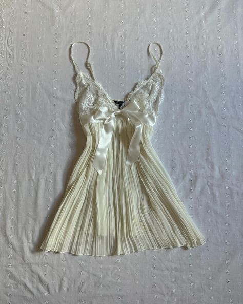 victoria’s secret pleated slip dress💭💫 in a stunning shade of cream white, in the same style worn as jenna ortega 💘💖entirely sheer, one available in size small 🤍 comment or dm to claim xoxo 🌸 💌🕊️📮 #pink #pinkaesthetic #y2k #vintagelingerie #coquette #coquetteaesthetic #coquettefashion #pinkoutfit #girly #pinterestfashion #fairycore #fairycorefashion #vintagefashion #princessaesthetic #princessdress #sabrinacarpenter Fairycore Fashion, Victoria Secret Slip Dress, Miss Perfect, White Slip Dress, White Slip, Pretty Lingerie, Pinterest Fashion, Going Out Outfits, Jenna Ortega