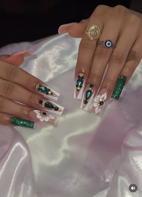 Latina Nail Designs Green, Green And Gold Homecoming, Quinceañera Green, Emerald Green And Gold Quince Nails, Emerald Green Quince Nail Ideas, Green Latina Nails, Emerald Green Quinceanera Theme Chambelanes, Nails Green Quince, Quinceanera Nails Green And Gold