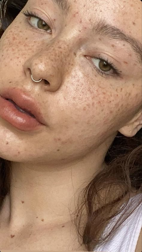 Nose Peicerings Septum, Subtle Septum Piercing, Septum Piercing Aesthetic, Cute Nose Piercings, Septum Piercing Jewelry, Septum Hoop, Estilo Kylie Jenner, Beautiful Freckles, Septum Nose Rings